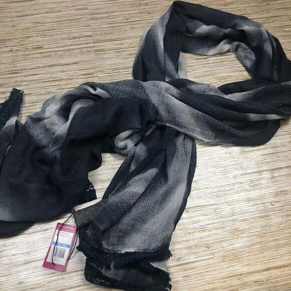 V-62 Vince Camuto Scarf Tie Dye Chevron Wrap INK BLUE $48 - Picture 1 of 1